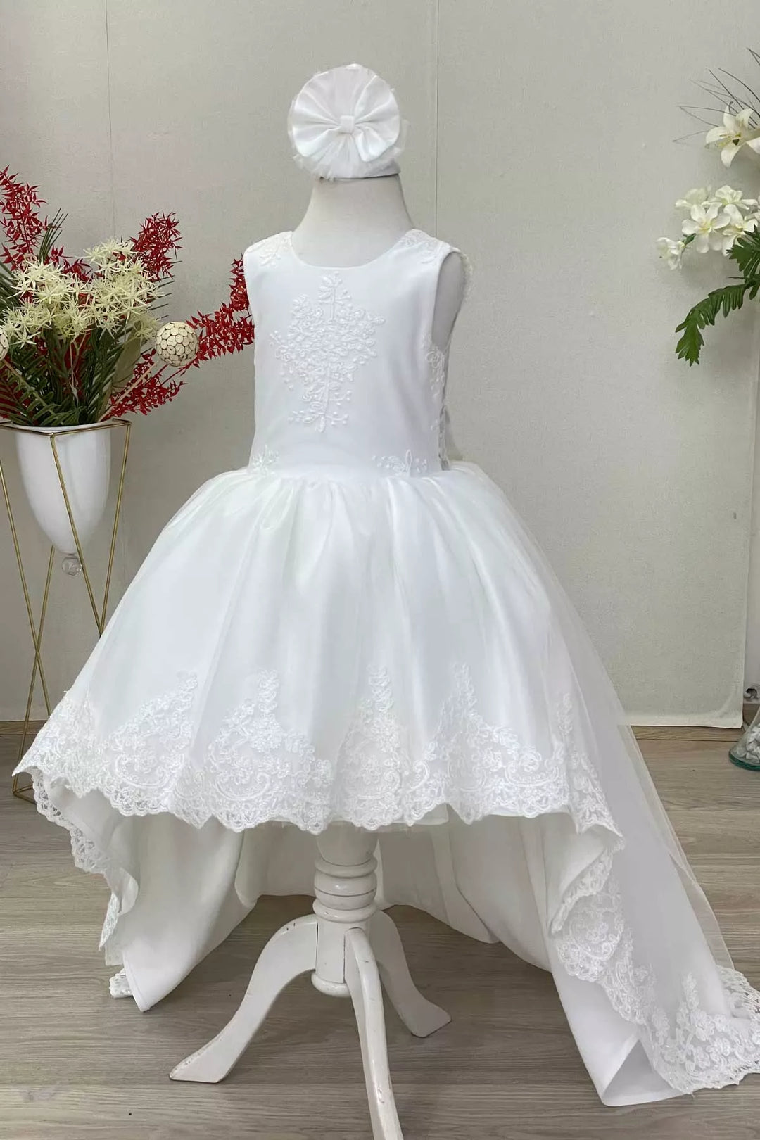 White sleeveless party dress